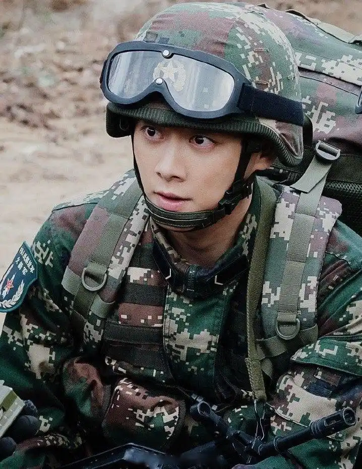 李易峰军装造型剧照来了,号手就位发布最新剧照,大家觉得这个造型怎么