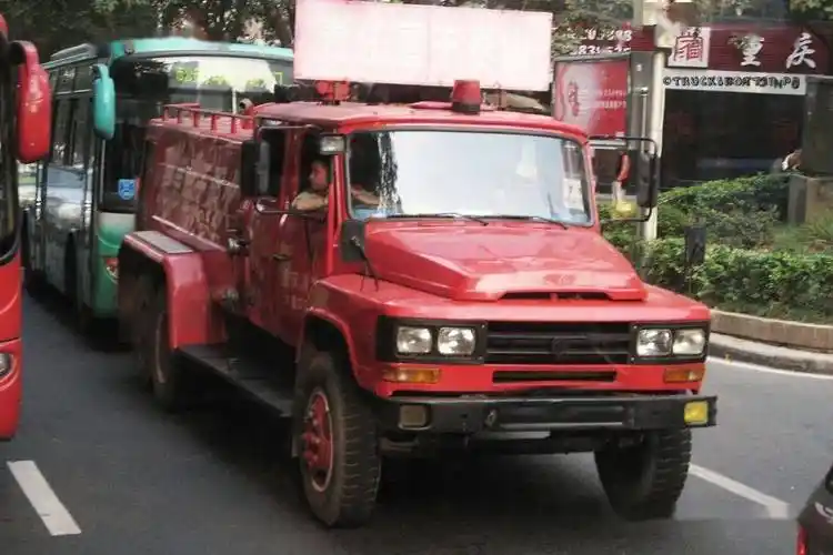 曾经的主战长头eq140底盘水罐消防车