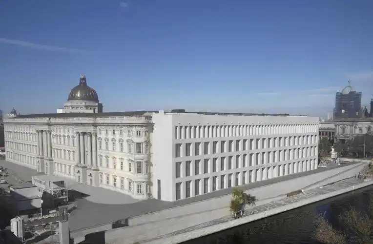 新柏林城市宫:统一感下的新旧对撞 / franco stella