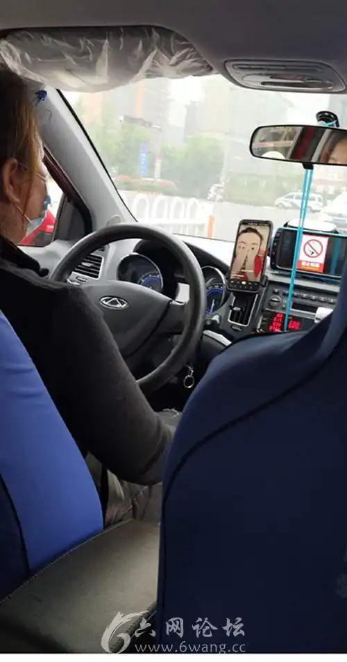 乘客反映:六安一位女出租车司机边开车边玩抖音