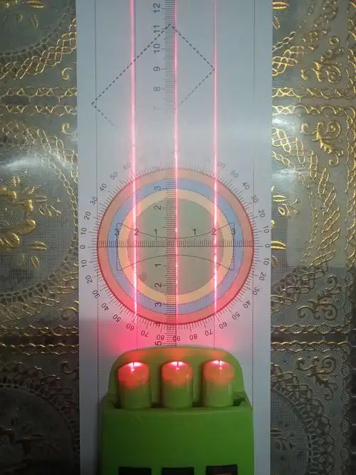 三条光为平行光.