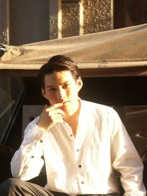 我发现年轻时候的严宽长得又纯又欲,反而没有邪魅的气质