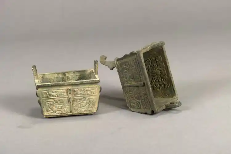 p>宋铜方鼎是元符三年(1100)青铜器文物,现收藏于湖南省博物馆. /p>