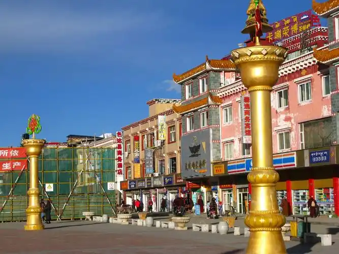 色达县城金马广场