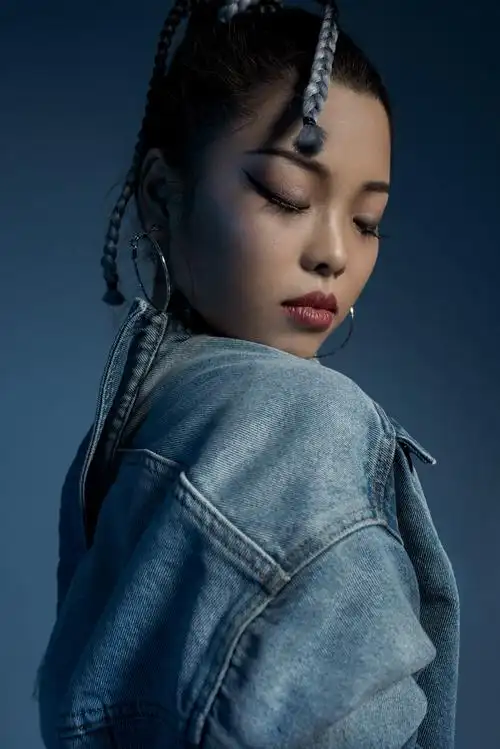 演员王莎莎摩登大片曝光 脏辫造型令人眼前一亮