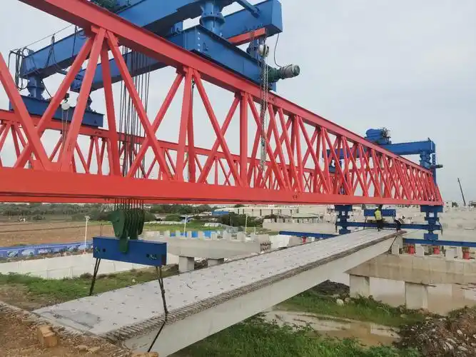 广佛江项目首片预制小箱梁架设完成