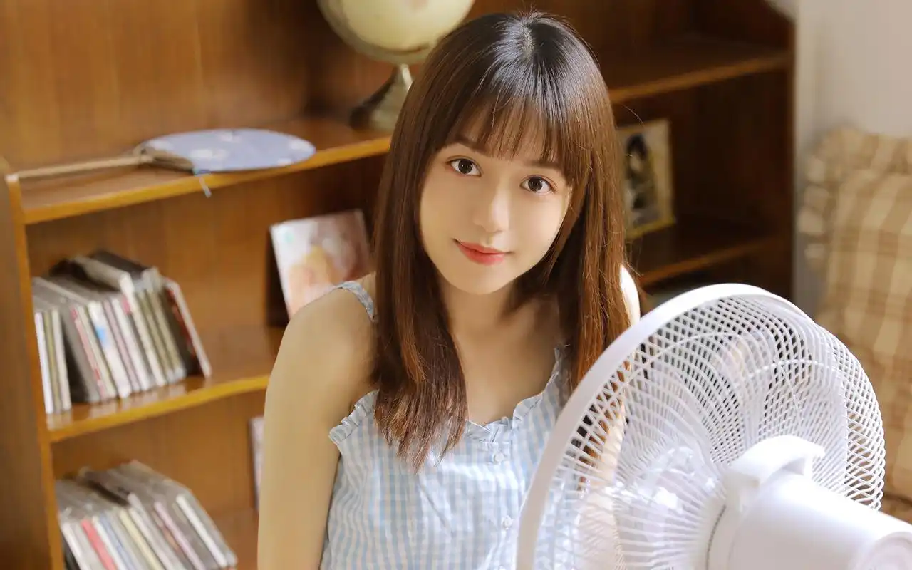 齐刘海美女居家写真图片桌面壁纸