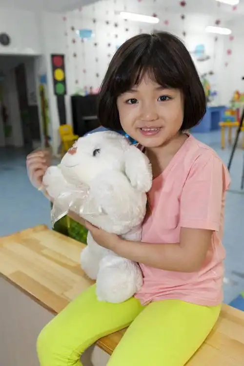 坐,微笑,竖图,彩色,室内,白天,侧面,快乐,幸福,纯洁,玩具,北京,中国