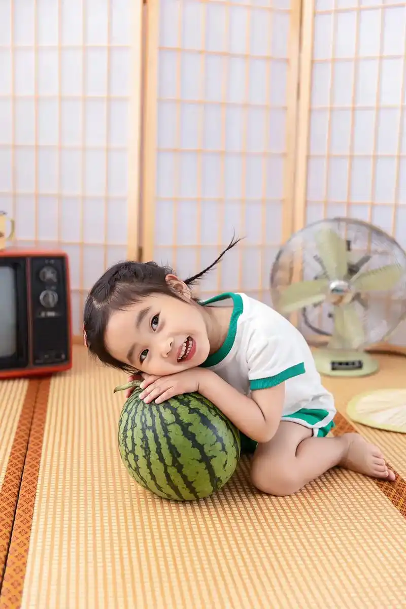 泗洪约拍儿童写真 无西瓜不夏天 吃西瓜的小女孩 甜甜的西瓜  - 抖音