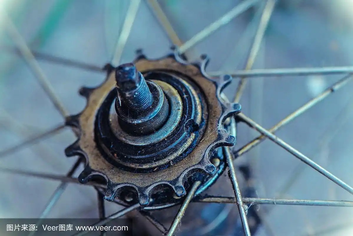 一个旧自行车车轮齿轮的特写细节
