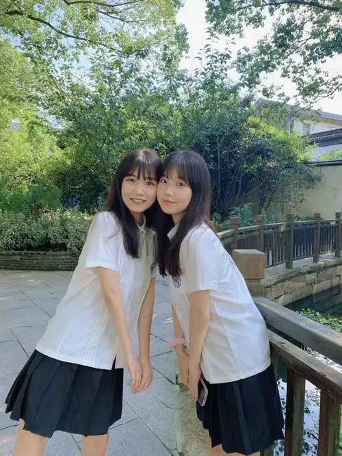 校服yyds(穿上俺就是高中小学妹)#来拍照了  #校服写真  #双胞胎