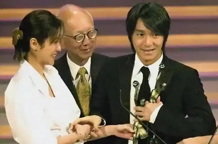 让星爷零片酬讨角色,"内娱教父"韩三平是何背景_周星驰_向华强_向家