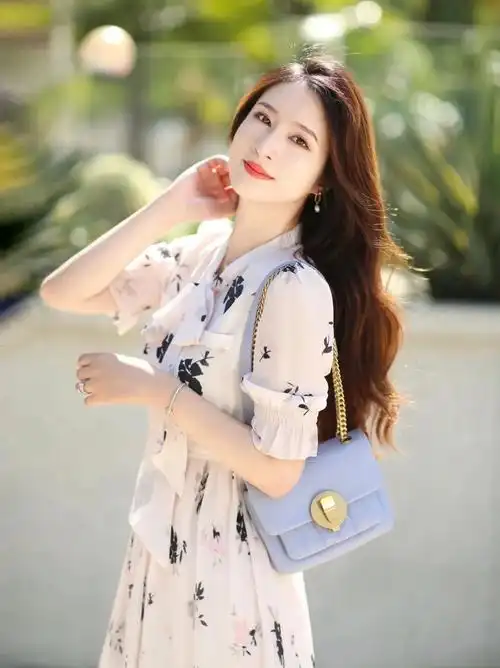 气质女人拍照落落大方的姿势不能少拍照上镜温柔很好看