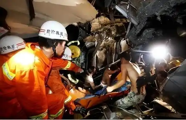 2011年温州动车事故中,幸存下来的女孩小伊伊,如今过得怎么样了