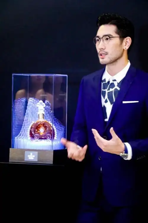 高以翔出席品牌全球尊享会 深蓝西装绅士范十足