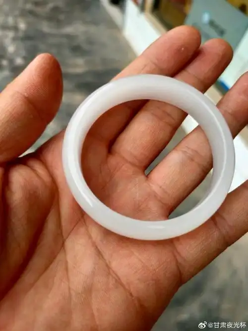 河南省漯河市郾城区井冈山路:  新疆白玉手镯.