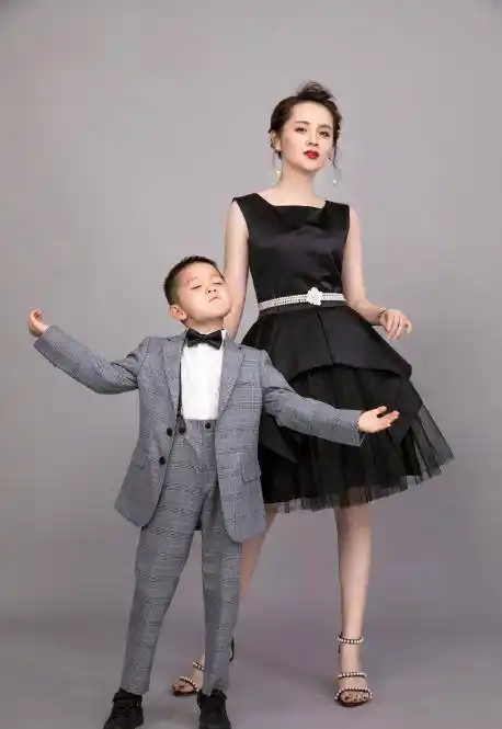 原创邓莎儿子大麟子近照曝光迷你版邓莎颜值高继承了妈妈的好基因