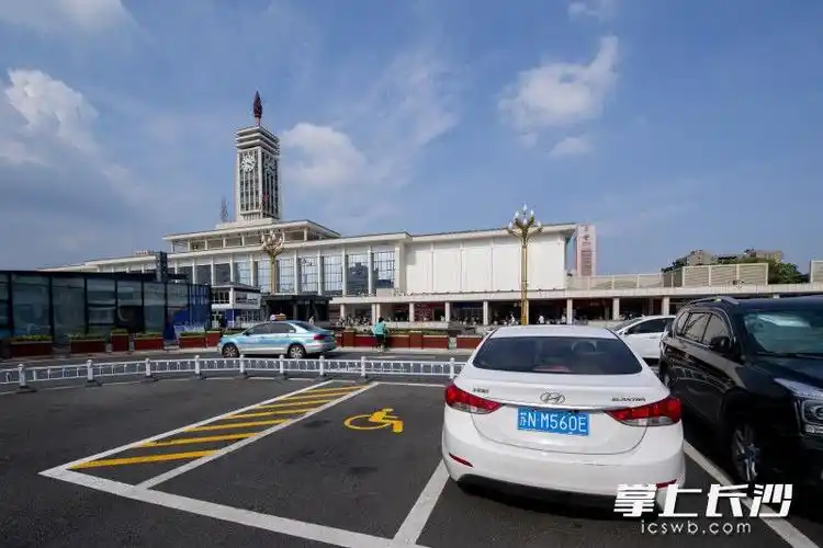 长沙火车站广场停车场设置的无障碍停车位.