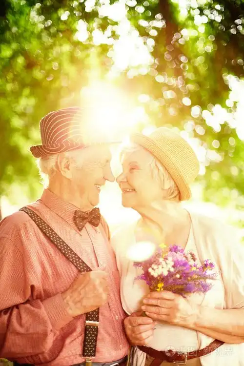 老年人热恋中的情侣