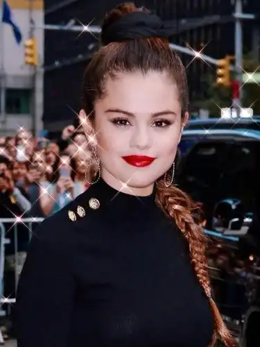 她和韩国的粉墨blackpink女团将展开合作,并且即将出新专辑,美妆事业