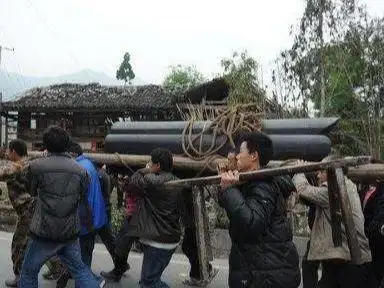 他当兵复员落魄时身无分文父亲病逝来了一车战友