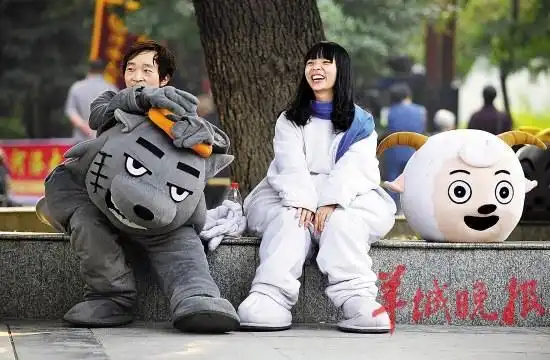 10月6日,洛阳市王城公园,扮演"喜羊羊"与"灰太狼"的卡通人偶演员坐