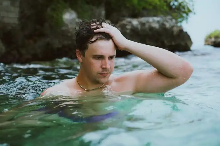 图片大全帅男溪流游泳图片图片大全绿色树林溪流图片图片大全远山树林
