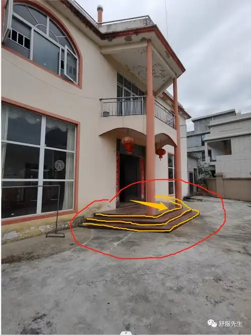 门口的台阶是三面梯形,可谓是三面漏气,是极为不好的风水.