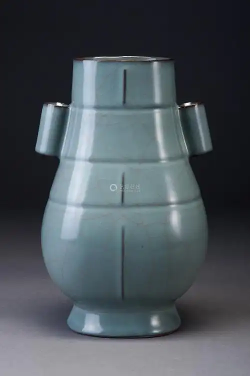 lot.054 官窑御题诗贯耳瓶