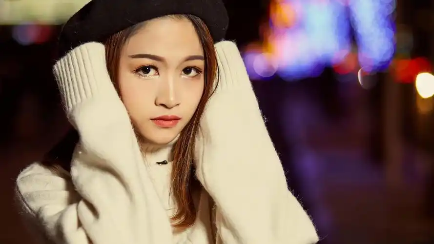 高冷气质美女夜间街拍写真高清宽屏桌面壁纸