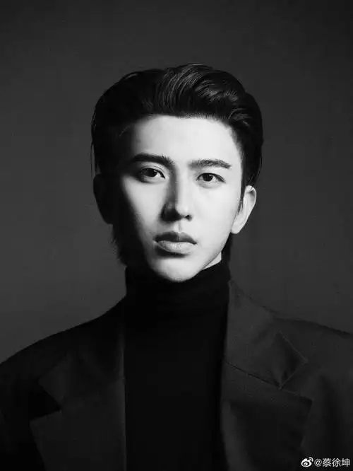 这么帅的照片说发就发,不藏着掖着@蔡徐坤 ​蔡徐坤复古黑白大片九