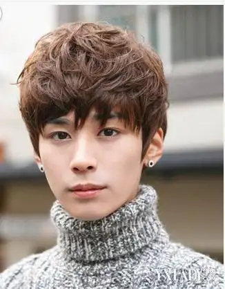 男生蓬松纹理烫发型 展现十足潮男范