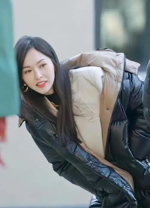 打出去的电话也都是圈内的艺人号码,像是沙溢给闫妮打,唐嫣给孙坚打