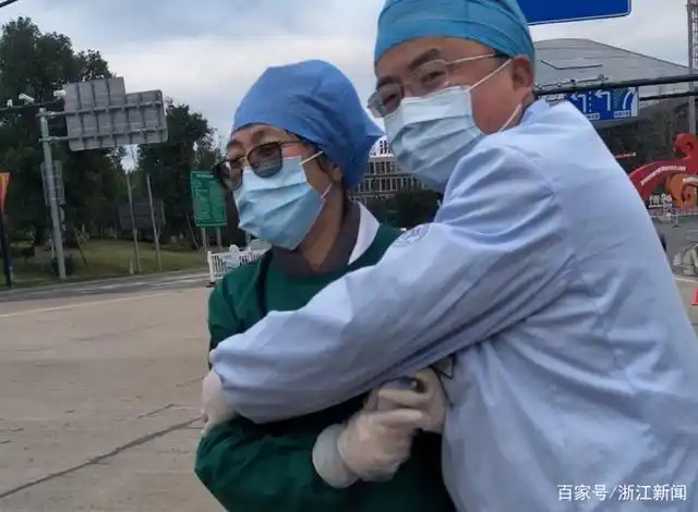 g25沈海高速路口 这对医生夫妻的拥抱令人感动