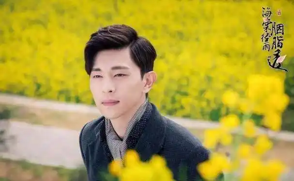 海棠经雨胭脂透杀青2年未播,女主妆容过时,有香蜜的他也难火_邓伦