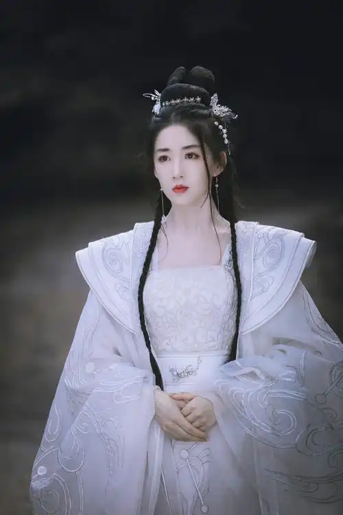 迷人的反派皇帝杀青陈欣予古装民国造型一整个美住