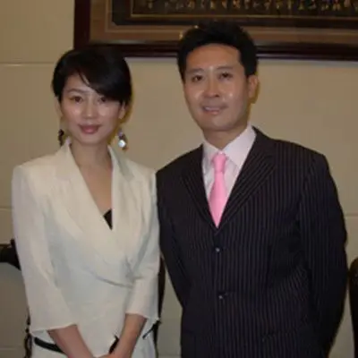 1992年,王小丫与吕相识;1996年,王小丫与吕成功结婚.