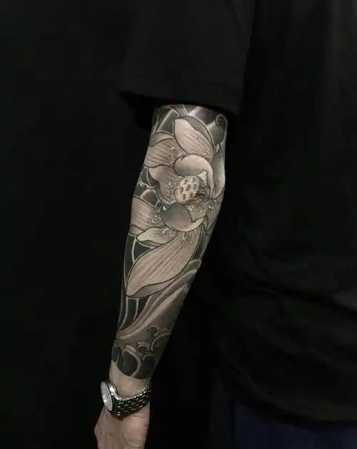 荷花 花臂纹身图片_手臂新传统荷花 水浪纹身图案