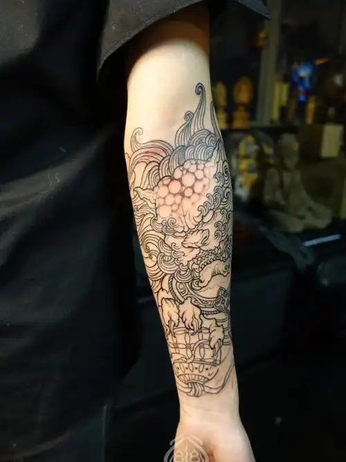 唐狮包包小臂线条纹身武汉纹身店_纹身图案手稿图片_代昌伟的纹身作品