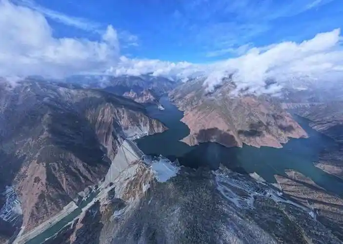 12月29日,位于四川省甘孜藏族自治州雅江县的雅砻江两河口混合式抽水