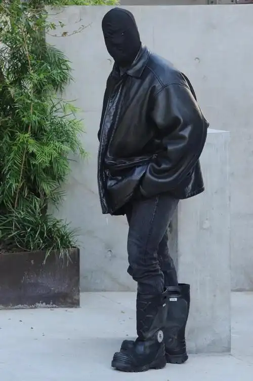 侃爷kanyewest新街拍