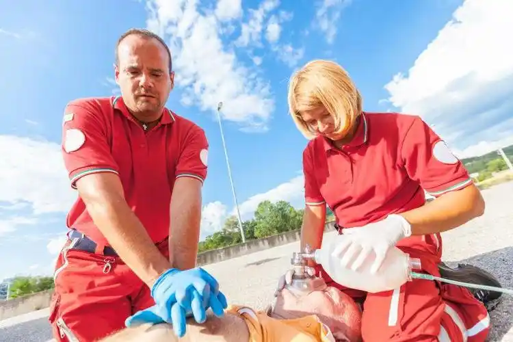 救援队在街上救给病人进行心肺复苏术