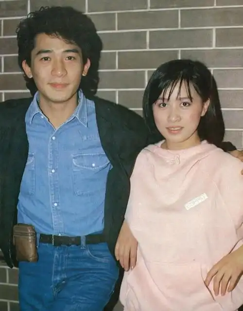 57岁,曾华倩上传和梁朝伟亲密合照,儿子生父身份破晓!