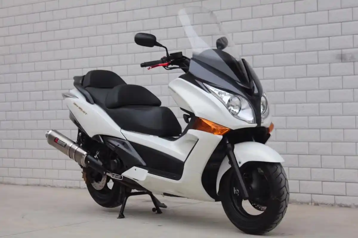 实拍本田踏板车银翼400!