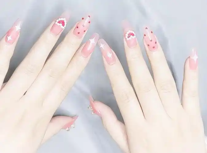 最好看的波点美甲款式图片:底色是裸粉色,画上波点,星星和爱心图案