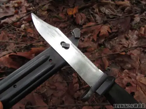 美国枪迷示范野外生存时该如何使用ak刺刀附视频