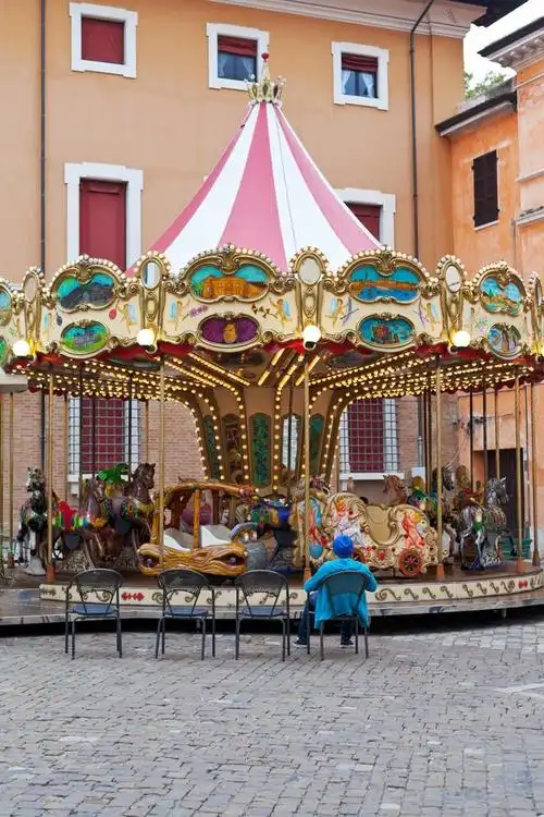 在广场上的旋转木马旋转木马