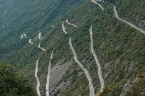 惊险刺激!恩施有条"壁挂天路",落差800米,沿途风光美不胜收