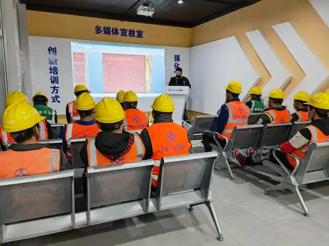 项目安全部会同机械管理员对施工全线起重机司机,司索工等人开展安全