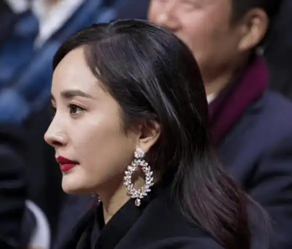 凸嘴,短下巴,塌鼻梁,面中凹陷,这些女明星的侧脸也太真实了_五官_长相